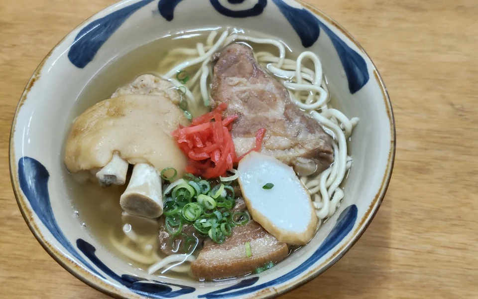 米八そばでSUBA!運営者が撮影した具だくさんの沖縄そば