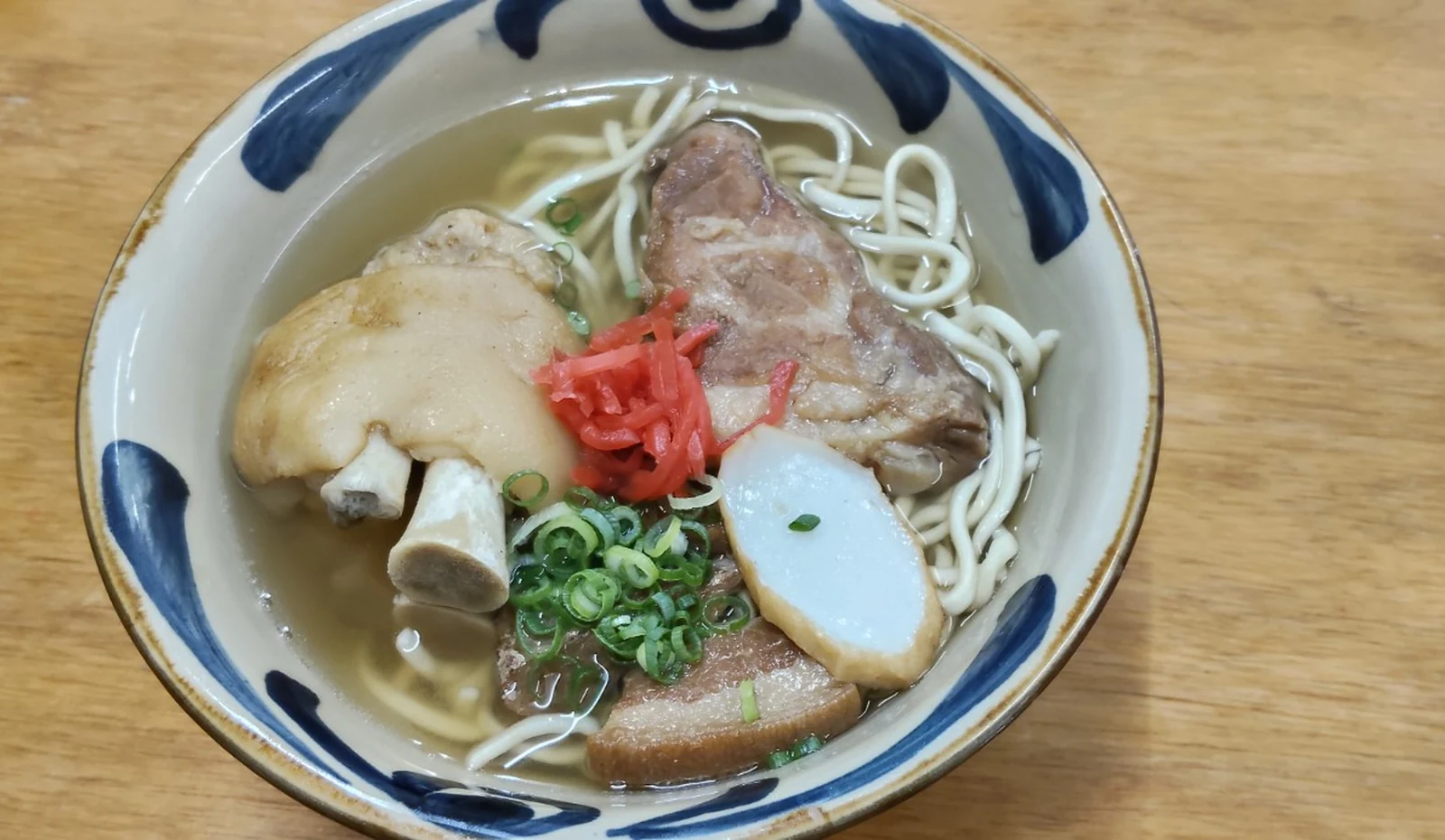 沖縄市泡瀬・米八そばでSUBA!運営者が撮影した、ソーキ・三枚肉・てびちを盛った沖縄そば
