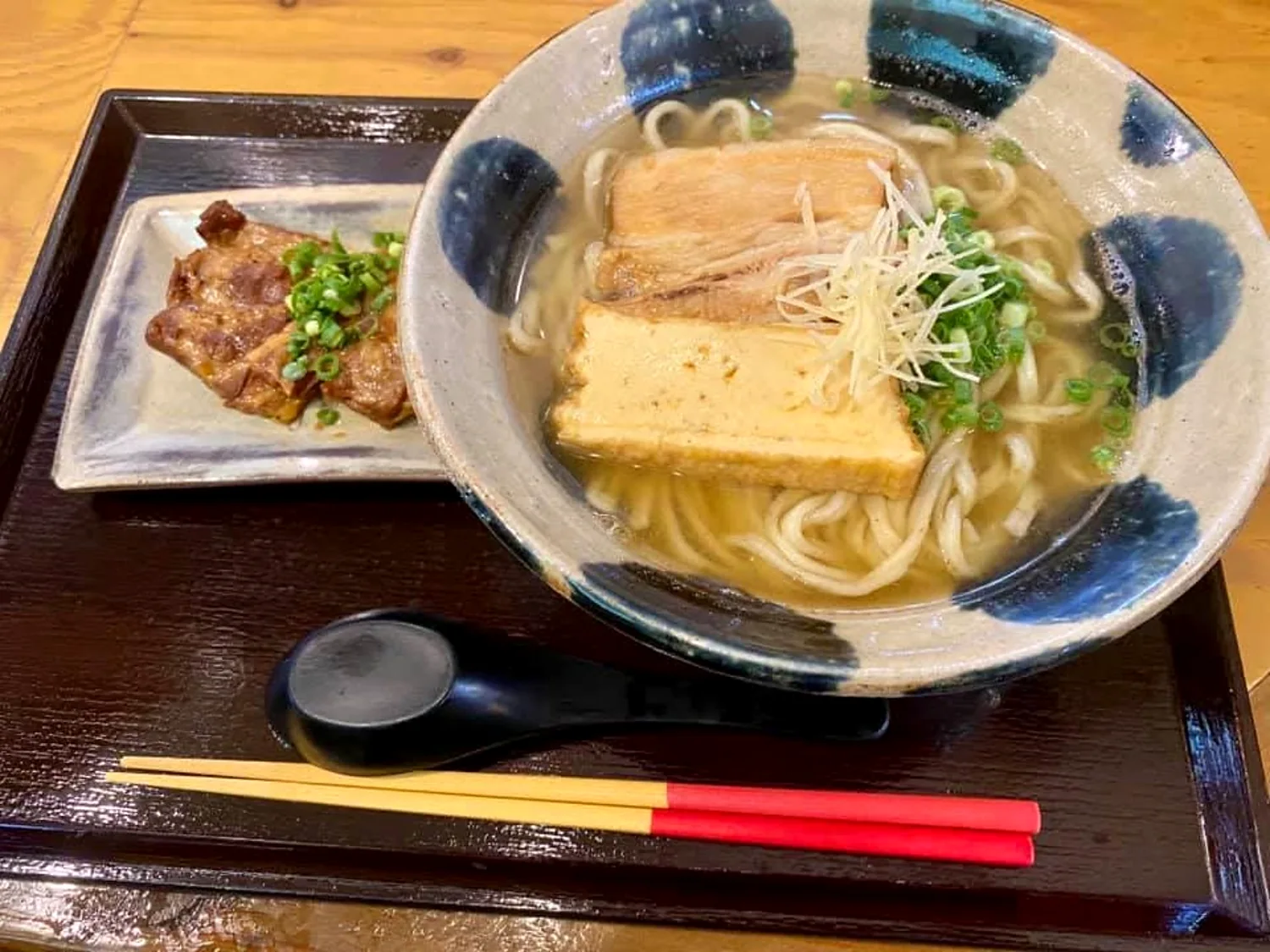 金月そば（きんちちそば）読谷本店で撮影された沖縄そば