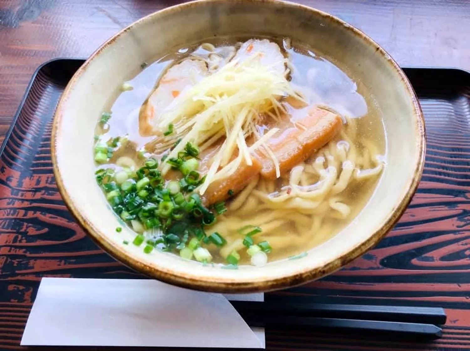 沖縄そば みよ家で撮影された沖縄そば(中)