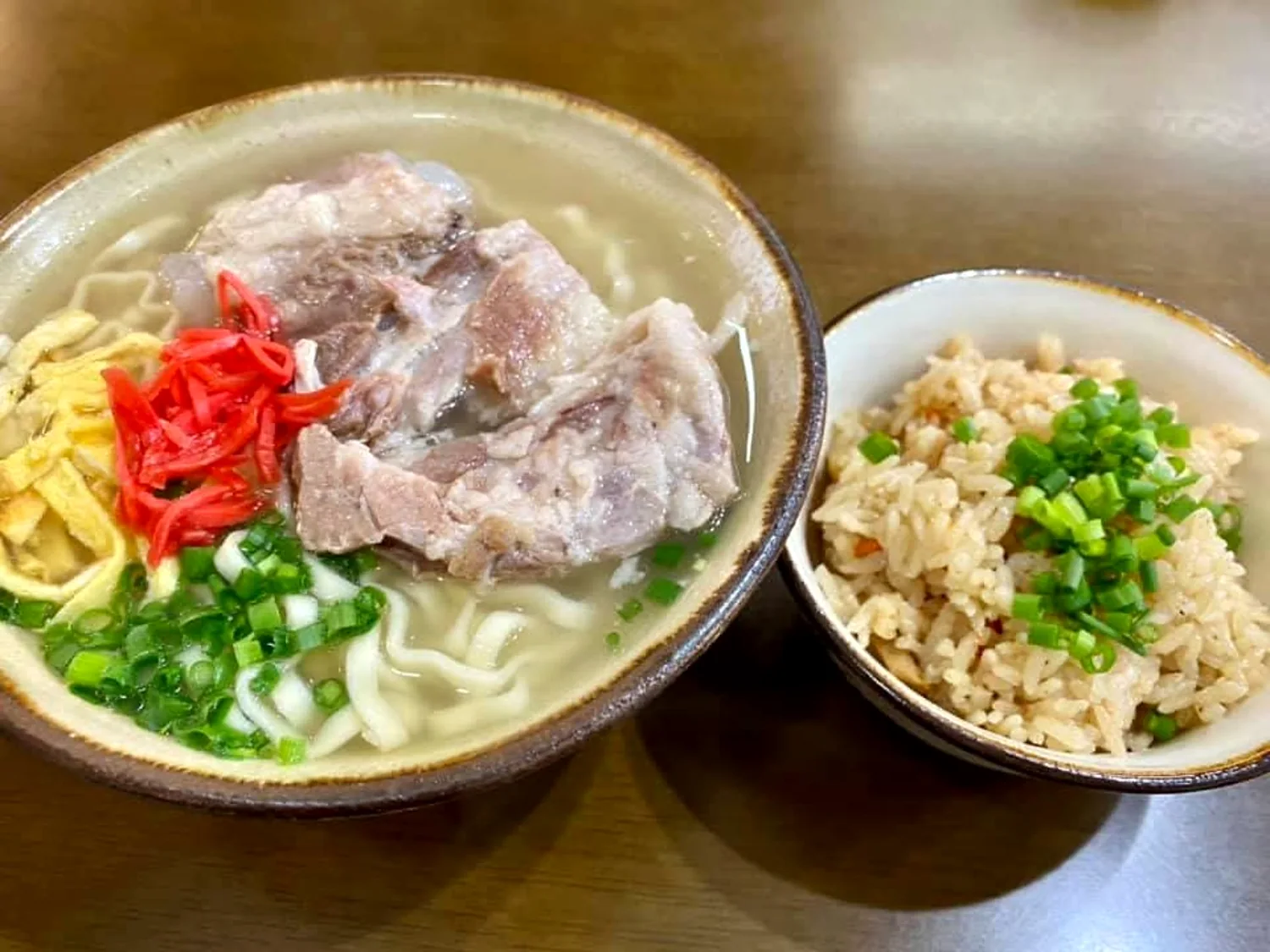 おきなわそば ヨネハマで撮影された塩なんこつソーキそば