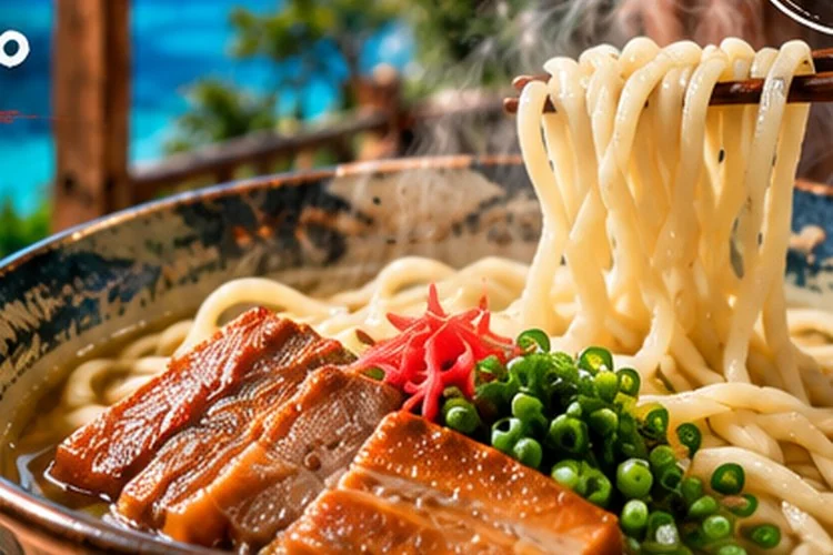 麺を箸で持ち上げた沖縄そばのイメージ写真